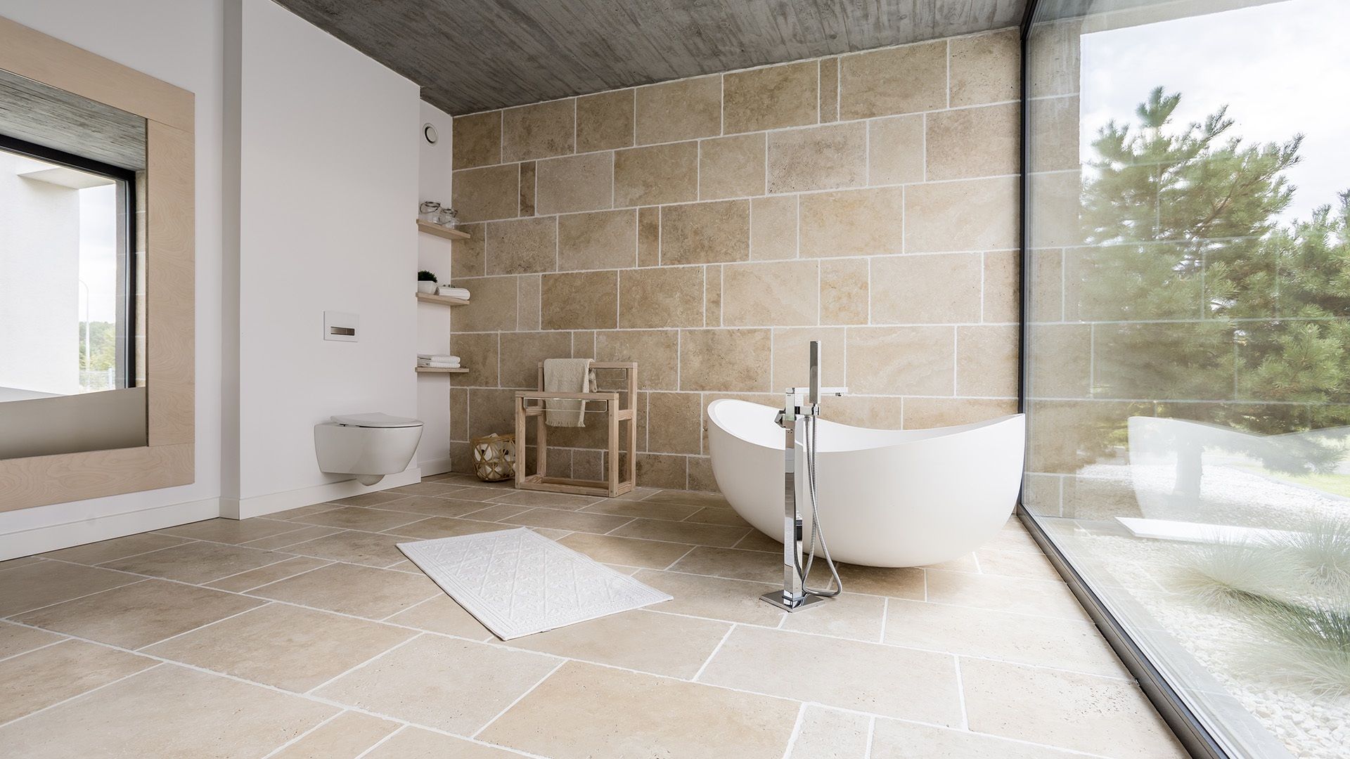 Badezimmer mit Natursteinfliesen